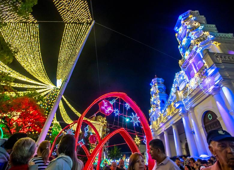 Con esta iluminación, Envigado se convierte en el primer municipio antioqueño en inaugurar su temporada navideña. Foto: Juan Antonio Sánchez