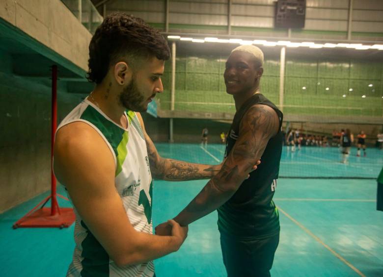 Sus compañeros de Selección Antioquia admiran el tatuaje que Miguel Ángel se hizo en el brazo izquierdo. FOTO carlos velásquez 