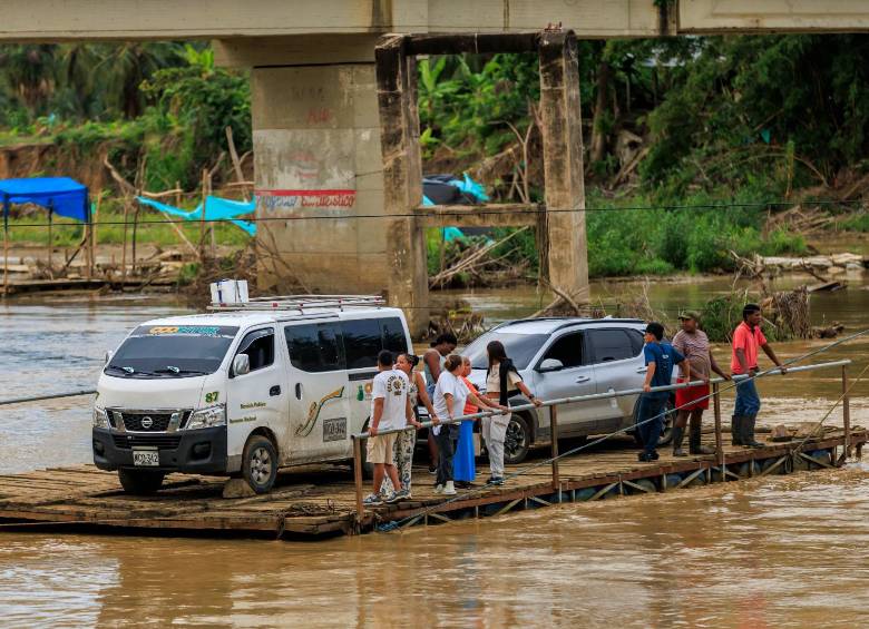 Carros, buses y hasta camiones tienen que pesar así, sobre el río San Juan. FOTO Camilo Suárez.