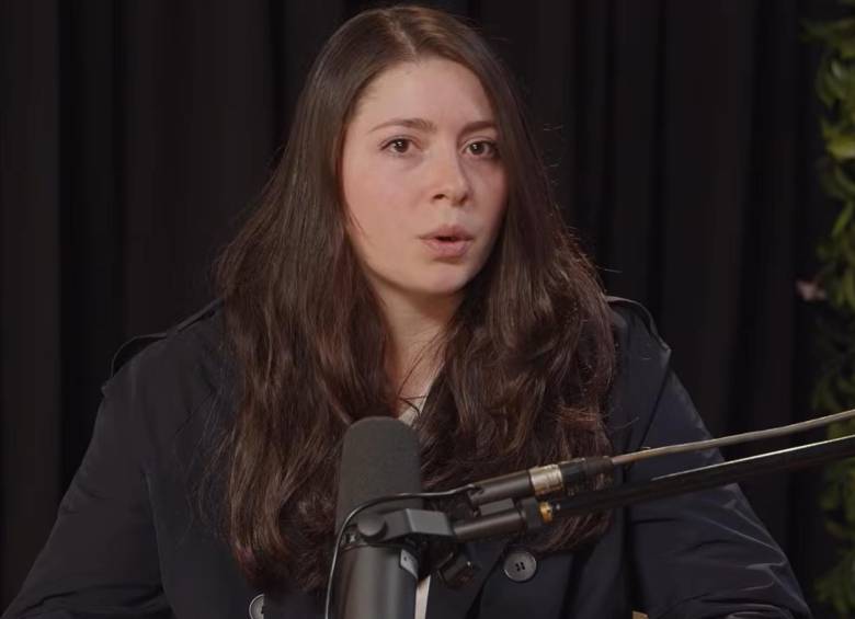 Ella es Cristina Serrano Gnecco, la protagonista del primer capítulo de la cuarta temporada del pódcast. FOTO: Captura de video de YouTube @bumboxpodcast