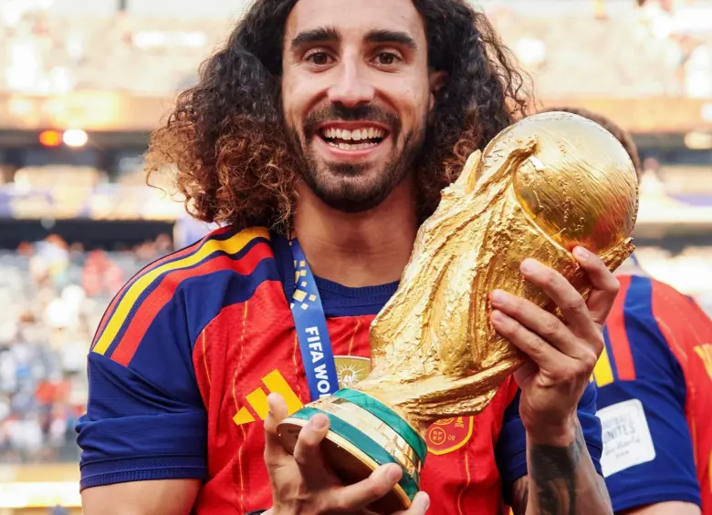 Cucurella con el trofeo del Mundial 2026. FOTO: Tomada de las redes sociales @cucurella3