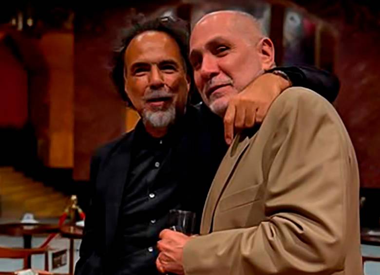 El abrazo de la reconciliación entre Alejandro González Iñárritu y Guillermo Arriaga Jordán. FOTO tomada de Instagram @mariana_arriaga