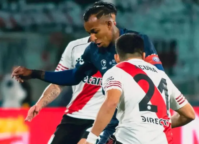 Sebastián Villa en un partido contra River Plate. FOTO: Tomada de redes sociales @CSIRoficial