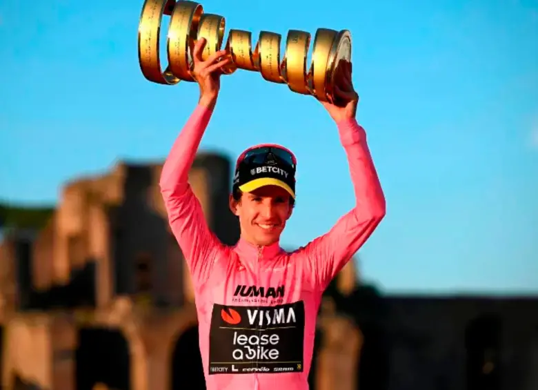 El ciclista británico Simon Yates levantó el título del Giro de Italia en 2025, después de tener una muy buena última semana. Venció a Isaac del Toro. Foto: Getty