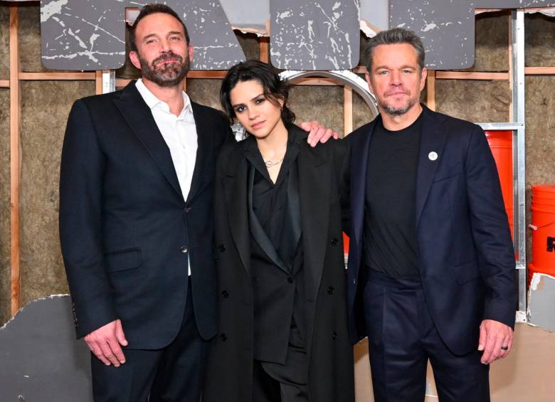 Ben Affleck, Sasha Calle y Matt Damon, protagonistas de The Rip. FOTO Getty Images para Netflix