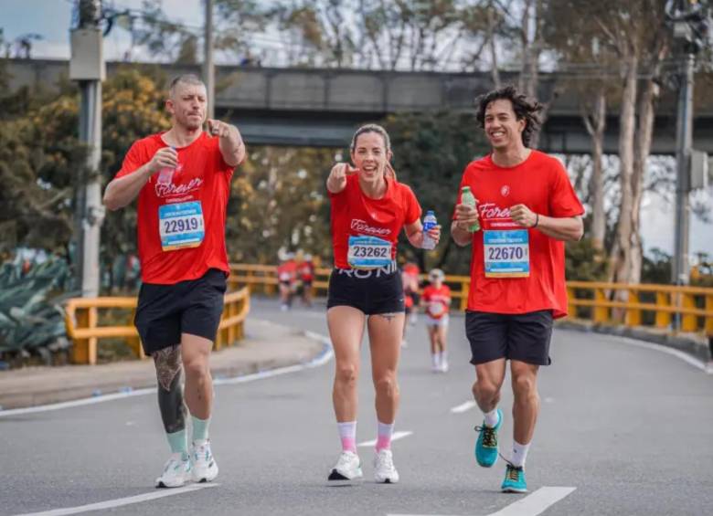 Corredores por las calles de Medellín en 2025. FOTO: Cortesía CMT