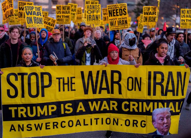 Ciudadanos protestan en ciudades como Atlanta y Boston contra las decisiones del gobierno y lo que consideran una deriva autoritaria en Estados Unidos. FOTO GETTY