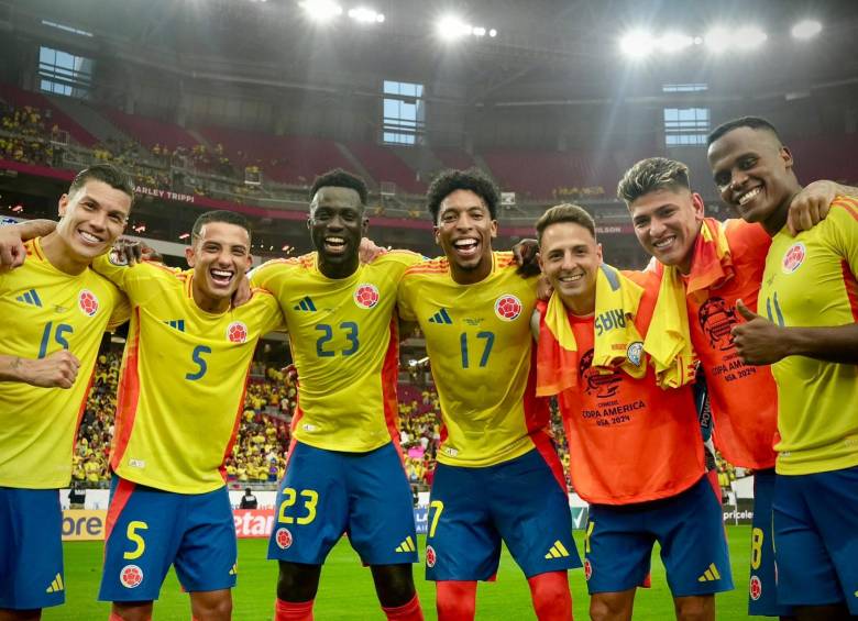 Kevin Castaño, Davinson Sánchez, Santiago Arias, Mateus Uribe, Jorge Carrascal, John Arias y Johan Mojíca tras ganarle 3-0 a Costa Rica. FOTO: FCF