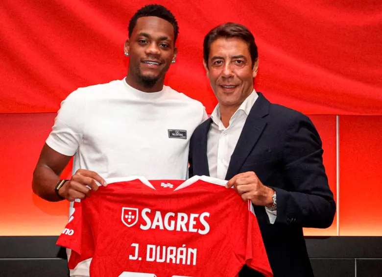 Jhon Durán y el presidente del Benfica, Rui Silva. FOTO: SL Benfica