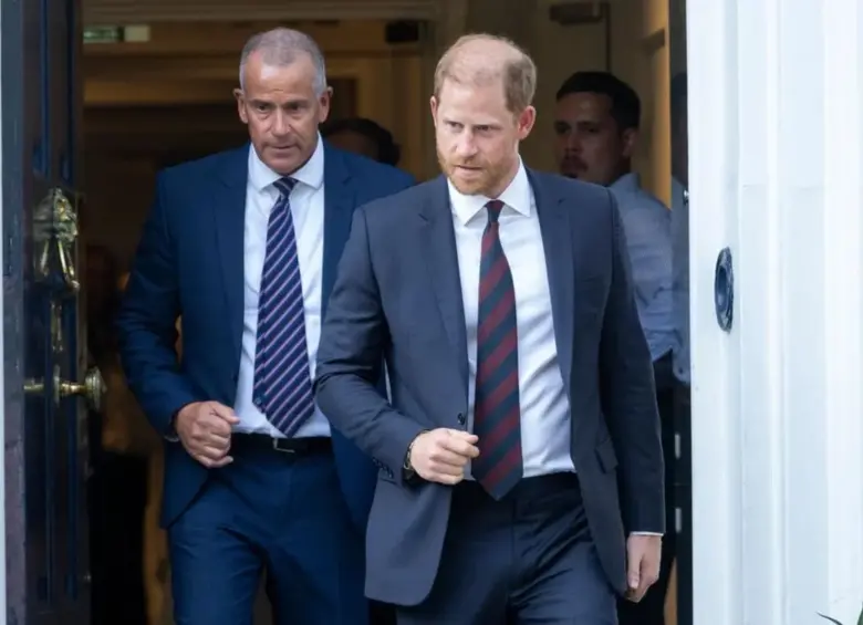 El príncipe Harry de nuevo en el que fue su hogar. FOTO: Getty