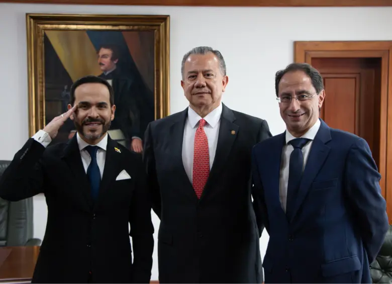 De izquierda a derecha: el presidente electo Abelardo de la Espriella, el vicepresidente de la Corte Suprema de Justicia Hugo Quintero y el vicepresidente electo de la República, José Manuel Restrepo. Foto: Corte Suprema de Justicia.
