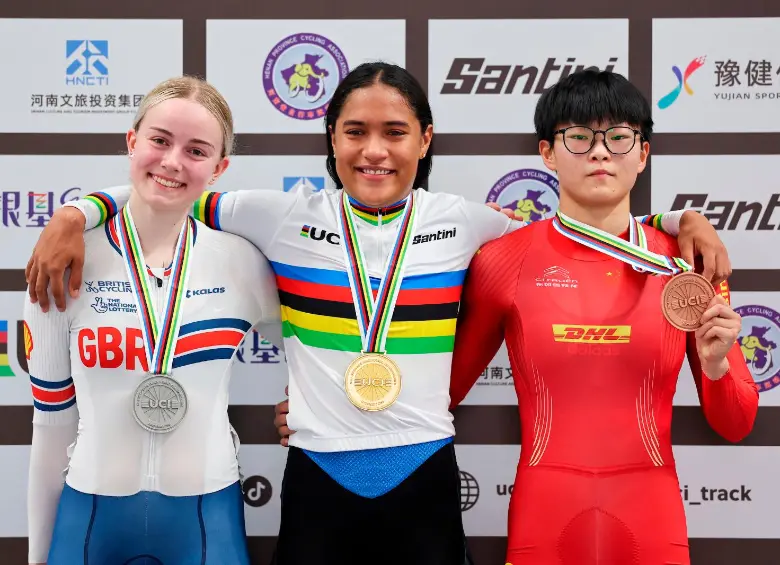 Stefany Cuadrado (centro) es la nueva joya del ciclismo de pista mundial. FOTO: Cortesía Fedeciclismo