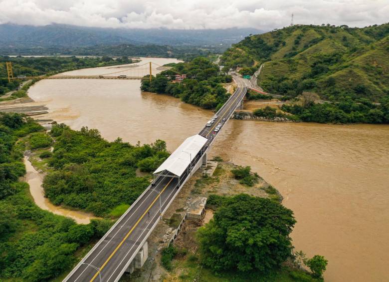 El viaducto que se pone al servicio este viernes reemplazará al viejo puente Paso Real, que por décadas ha unido a la capital antioqueña y al Suroeste con Santa Fe de Antioquia. FOTO: MANUEL SALDARRIAGA