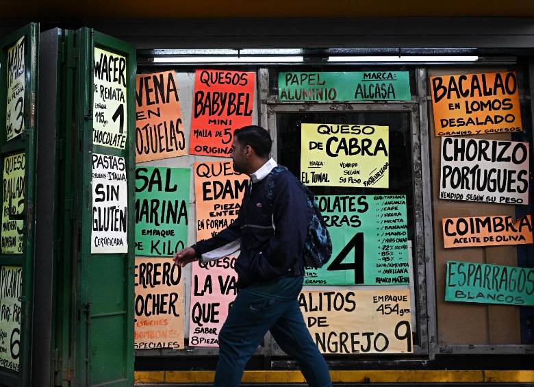 En Venezuela hay una tasa oficial, la del Banco Central de Venezuela (BCV), fijada por el gobierno. A inicios de enero de 2026, rondaba los 304 bolívares por dólar, con variaciones hacia 308 y 330. FOTO: AFP.