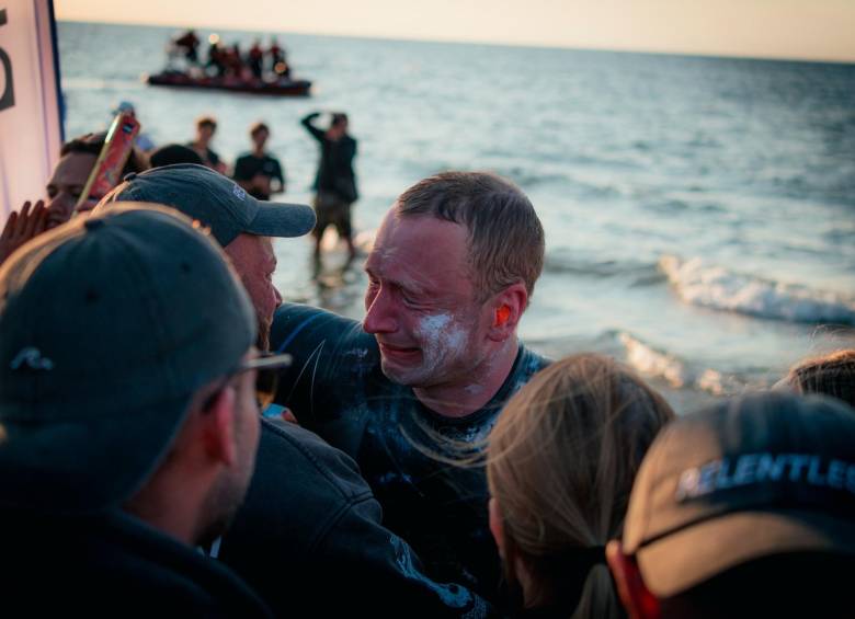 ¡Una verdadera máquina! Conozca al polaco que nadó 55 horas y cruzó el mar Báltico
