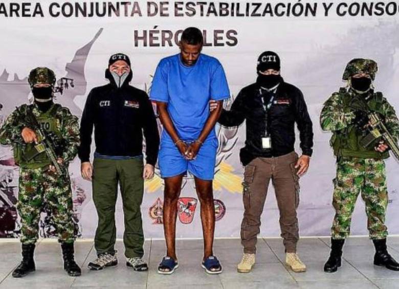 El exjugador colombiano Rolan de la Cruz, de 39 años, hacía parte de una red de narcotráfico que enviaba grandes cantidades de droga a Estados Unidos. FOTO: FUERZAS MILITARES Y CTI