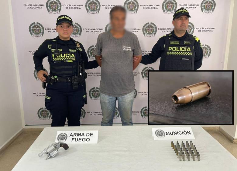 Adelante, una de las balas modificadas para causar mayor letalidad. Atrás, el capturado y los elementos incautados. FOTO: Cortesía.
