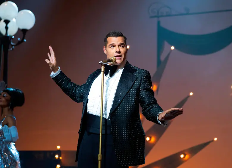 Ricky Martin en una de las escenas de Palm Royale, serie que se emite en Apple TV+ y que va por su segunda temporada. FOTO Cortesía Apple TV+