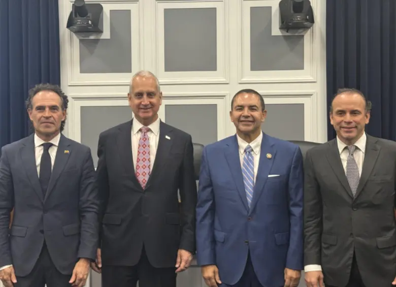 El representante Mario Díaz-Balart y Henry Cuellar se reunieron con Federico Gutiérrez y Alejandro Eder. Foto: @MarioDB