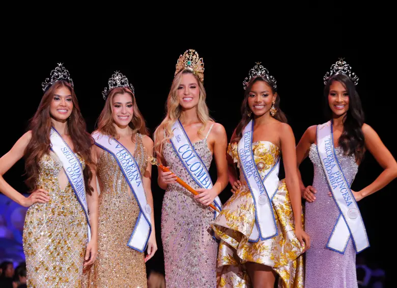 Las cinco finalistas del CNB 2025 compartieron el escenario tras el veredicto: Chocó (primera princesa), Córdoba (segunda princesa), Bolívar (tercera princesa), Atlántico (virreina) y Valle (Señorita Colombia 2025). FOTO Colprensa