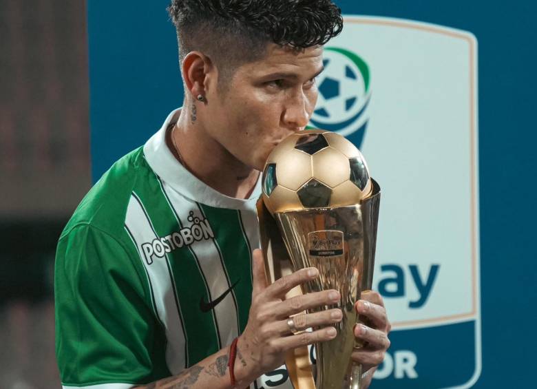 Jorman Campuzano con el trofeo de Copa BetPlay. FOTO: Tomada de redes sociales Atlético Nacional
