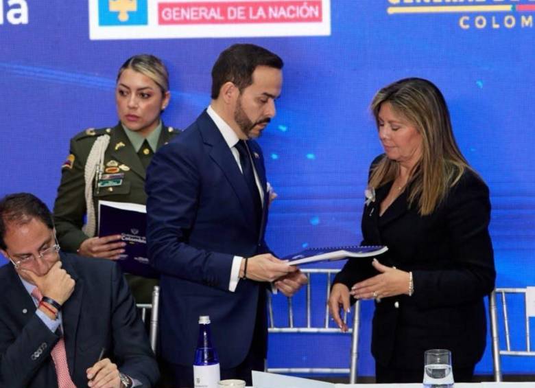 De la Espriella le entrego el documento a los entes de control y a la Fiscalía. FOTO: Fiscalía