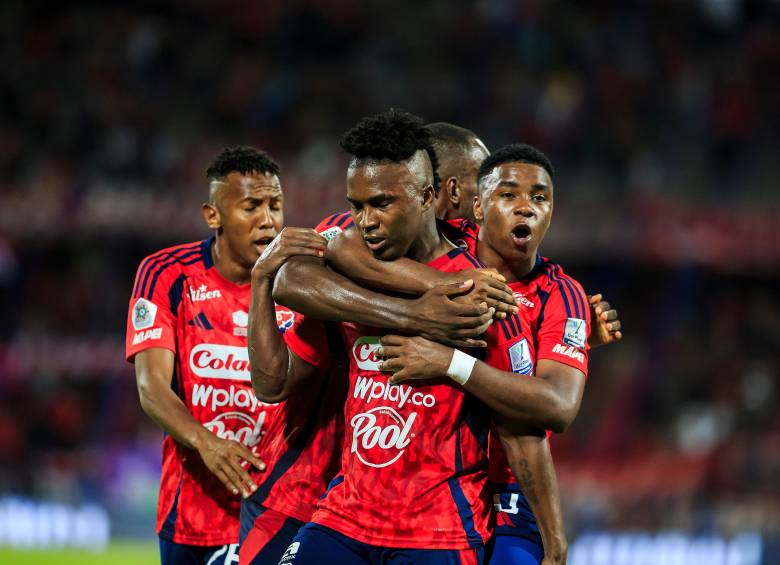 José Ortiz celebrando con sus compañeros tras el doblete frente al América. FOTO CAMILO SUÁREZ