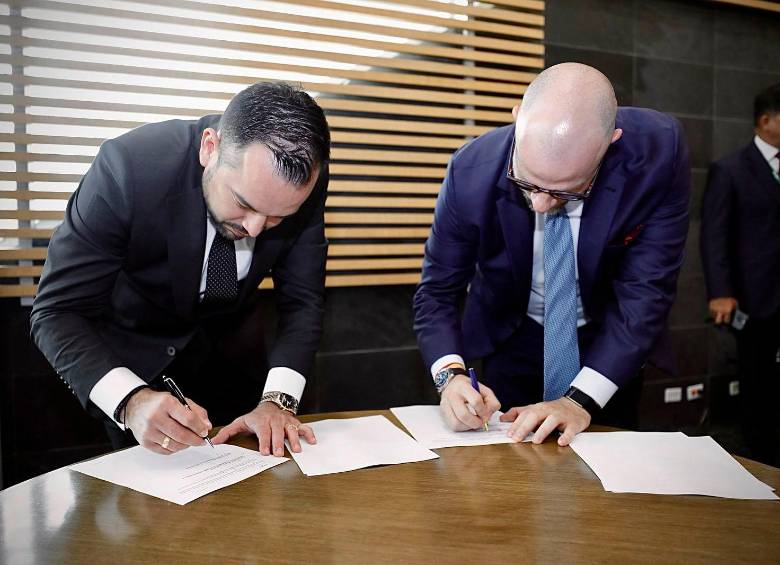 Edwin Palma, ministro de Minas y Energía (izq.), firma acuerdo de confidencialidad con representante de Venezuela por Monómeros. FOTO tomada de X