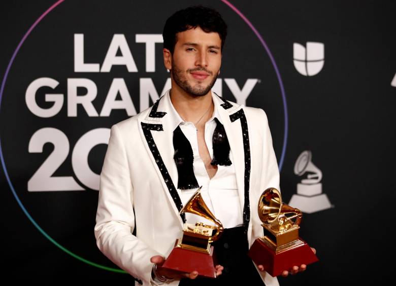 Tacones rojos es una de las canciones ganadoras en los Latin Grammy, la interpreta Sebastián Yatra. FOTO Efe