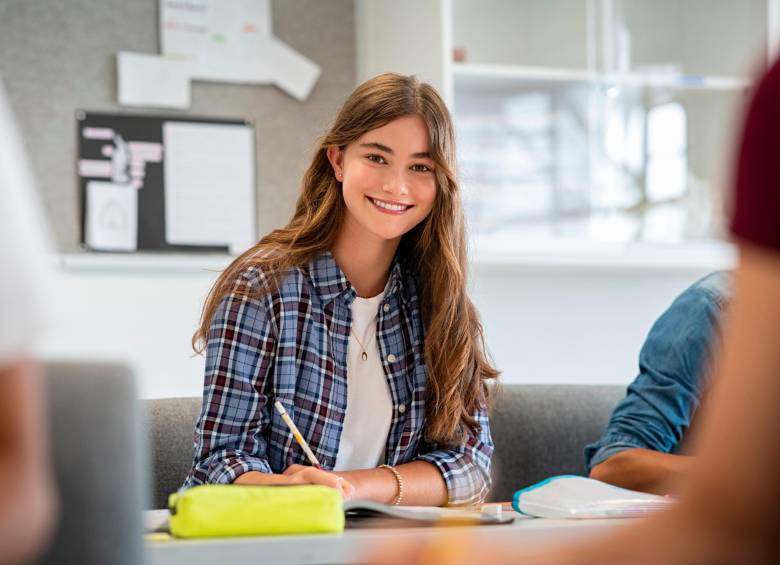 Encontrar trabajo temporal cuando se está en receso de la universidad es una de las prioridades de muchos jóvenes en el país. FOTO: Getty