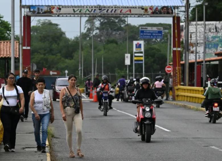 Los ciudadanos venezolanos se encuentran entre la confusión y esperanza ante un posible regreso a casa. FOTO: AFP