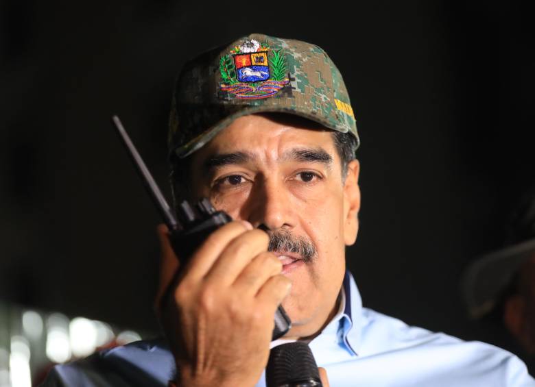 Imagen proveída por la Presidencia de Venezuela del presidente venezolano, Nicolás Maduro, hablando por radio de intercomunicación durante la activación del Plan Independencia, en Ciudad Caribia, en el estado La Guaira, Venezuela, el 11 de septiembre de 2025. FOTO: Xinhua