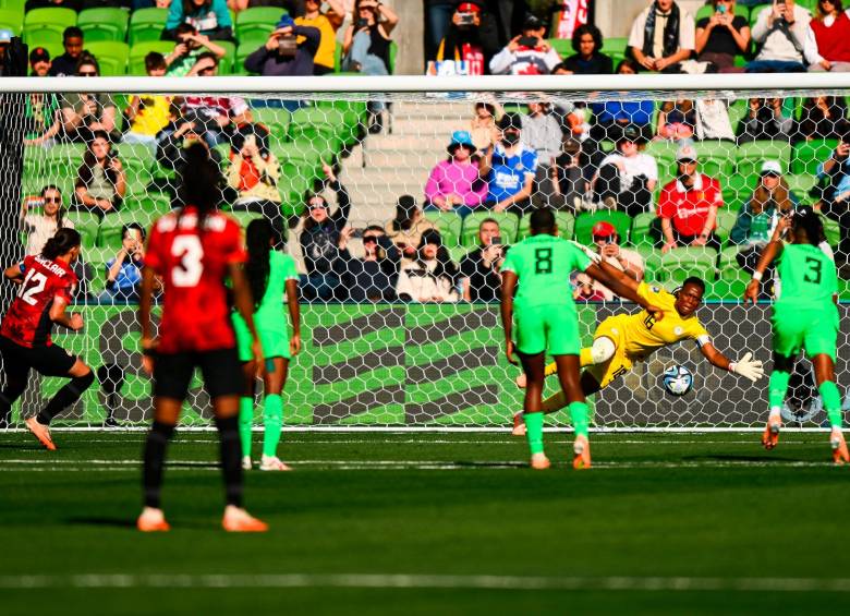 Gracias a las atajadas de Chiamaka, Nigeria avanza con paso firme. FOTO FIFA