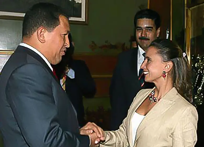 Nicolás Maduro (atrás), entonces canciller y hoy preso en Estados Unidos, no recibió a Araújo el primer día. Foto: Cortesía.