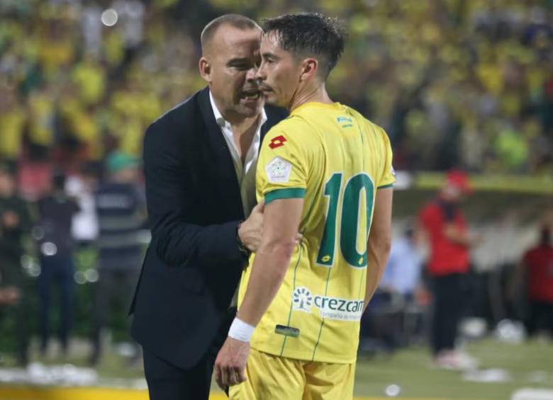 Rafael Dudamel y Fabián Sambueza en medio de un partido con Bucaramanga. FOTO: COLPRENSA