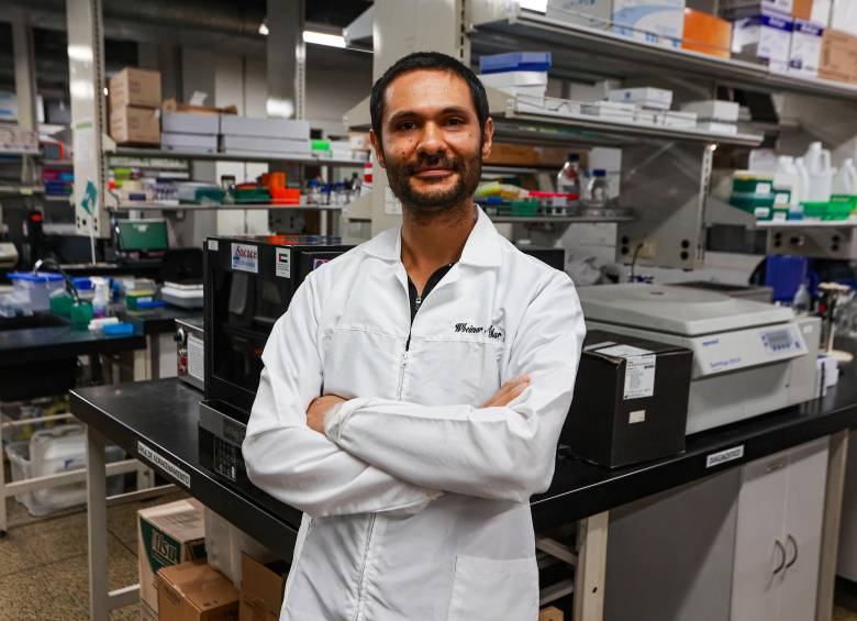 Este es Wbeimar Aguilar, doctor en Ciencias Básicas Biomédicas y coordinador del Grupo de Inmunovirología. FOTO Manuel Saldarriaga.