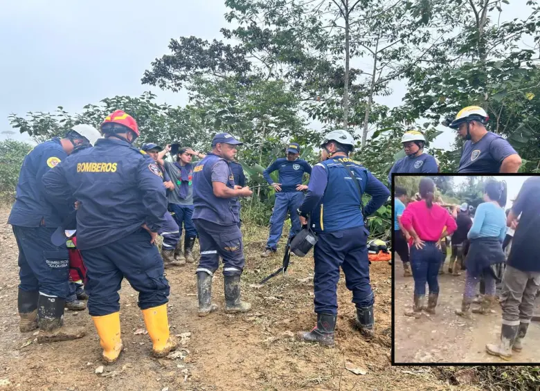 Adelante, campesinos de Dabeiba evacúan un herido de la avenida torrencial que afectó la vereda El Toro