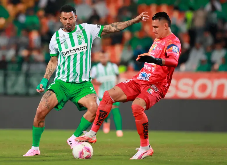 El volante antioqueño Edwin Cardona fue expulsado en el partido contra Once Caldas tras darle un manotazo a Cristian Barrios. Foto: Manuel Saldarriaga