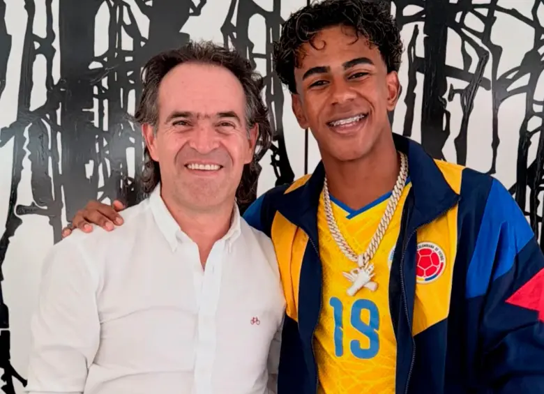 El alcalde de Medellín posa con el futbolista Lamine Yamal en la ciudad. Foto: tomada del Instagram de @ficogutierrez
