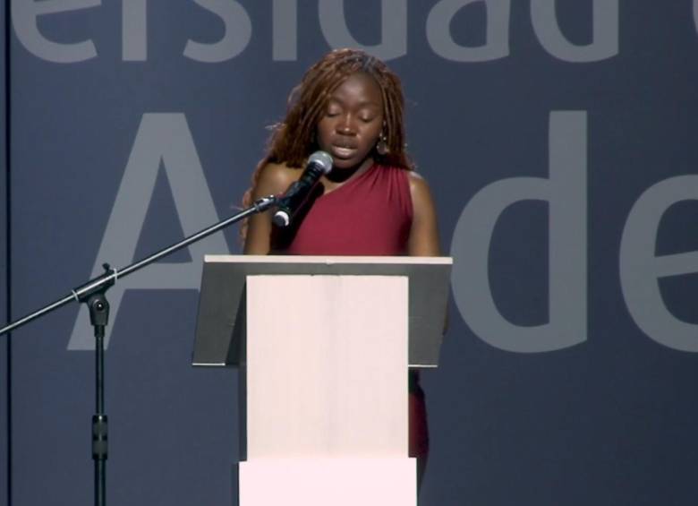 Yadianny Ramos Asprilla, egresada de la Universidad de los Andes, durante su discurso en la ceremonia de grados 2026-2, en el que habló sobre las desigualdades educativas y las oportunidades para los jóvenes de las regiones. Foto: Universidad de los Andes