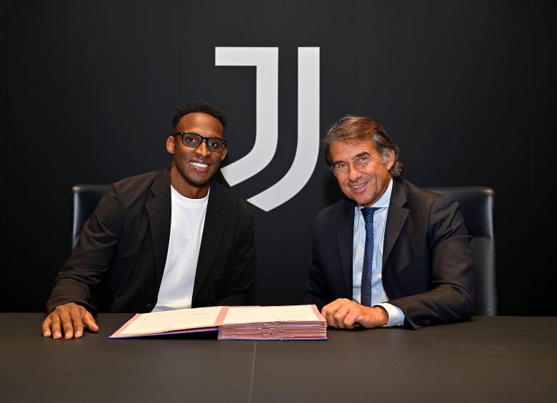 Jhon Lucumí firmando su contrato con la Juventus. FOTO: X Juventus