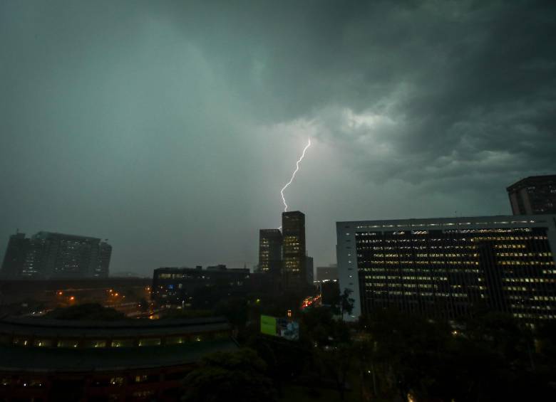 Una de las estampas que dejó el aguacero reciente que cayó sobre Medellín. FOTO: Cortesía