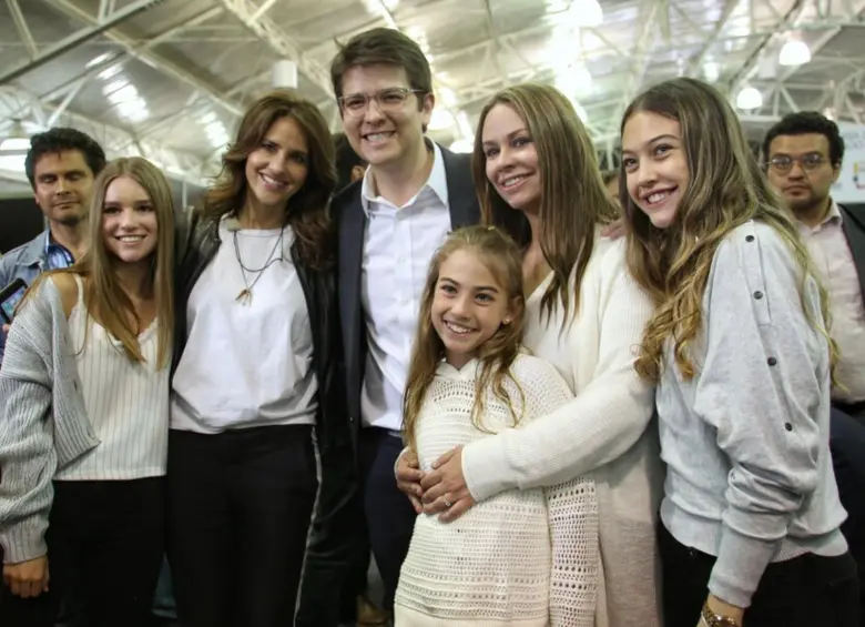 Miguel Uribe y su familia. FOTO: Colprensa