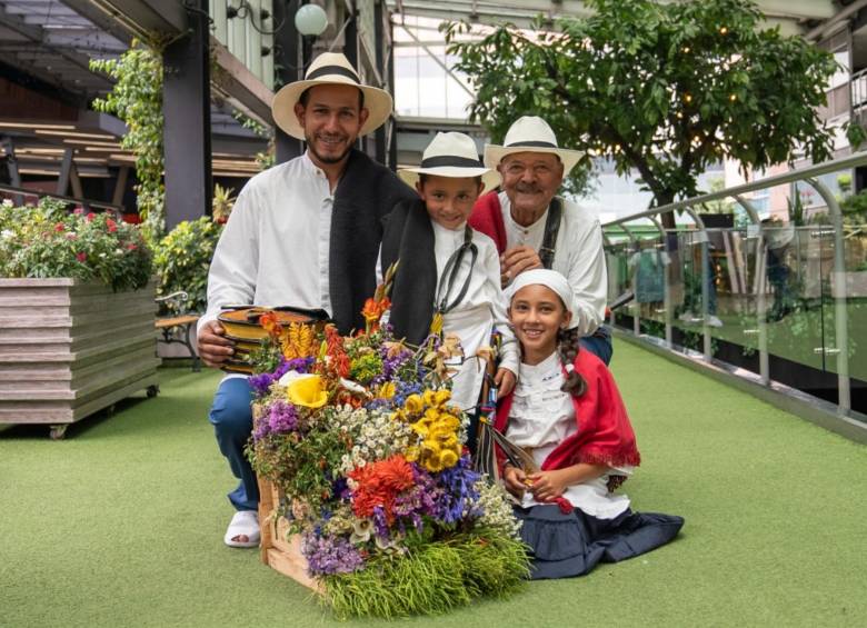 Una familia silletera en uno de los eventos del centro comercial Mayorca. FOTO: Cortesía