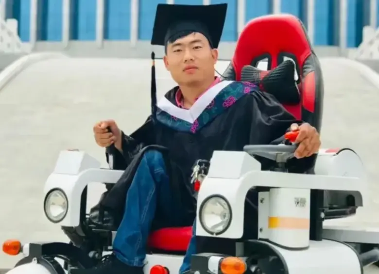 Li Chuangye luego de graduarse como médico y cumplir su sueño de poder ayudar a los demás. FOTO: Tomada de redes sociales Dr. Li Chuangye