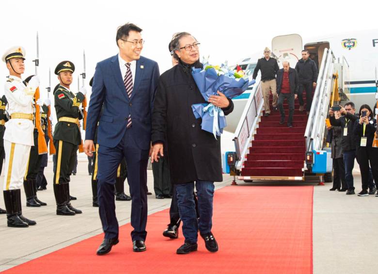 El presidente Gustavo Petro en su llegada a China para hablar con Xi Jinping. FOTO: PRESIDENCIA