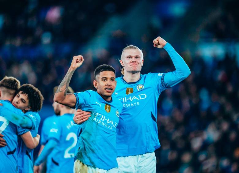 Savinho y Haaland, los autores de los goles en el triunfo 2-0 del Manchester City ante Leicester. FOTO: Tomada de X @ManCity