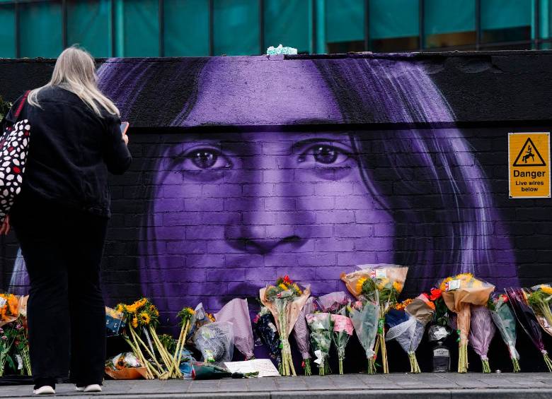 Las calles de Broad Street en Birmingham se llenaron de mensajes, pancartas y flores para el cantante de Black Sabbath. FOTO Getty