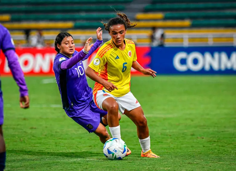 Ana Clavijo (6), jugadora de la Selección Colombia que busca el segundo título sudamericano sub-17 femenino. Ahora en casa. FOTO cortesía FCF