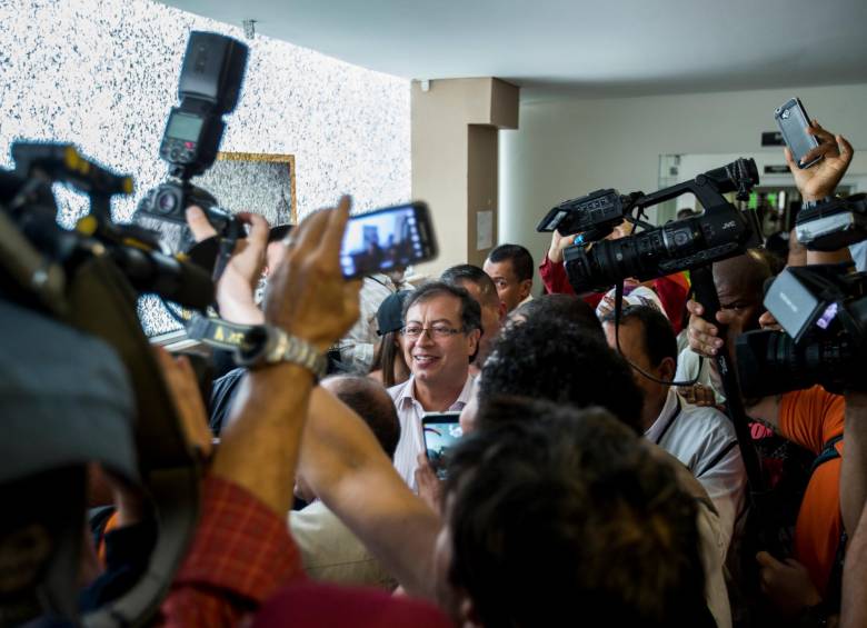 El presidente Gustavo Petro dijo en Buenaventura que “todos los días en emisoras, en canales de televisión se nos ataca”. FOTO El Colombiano